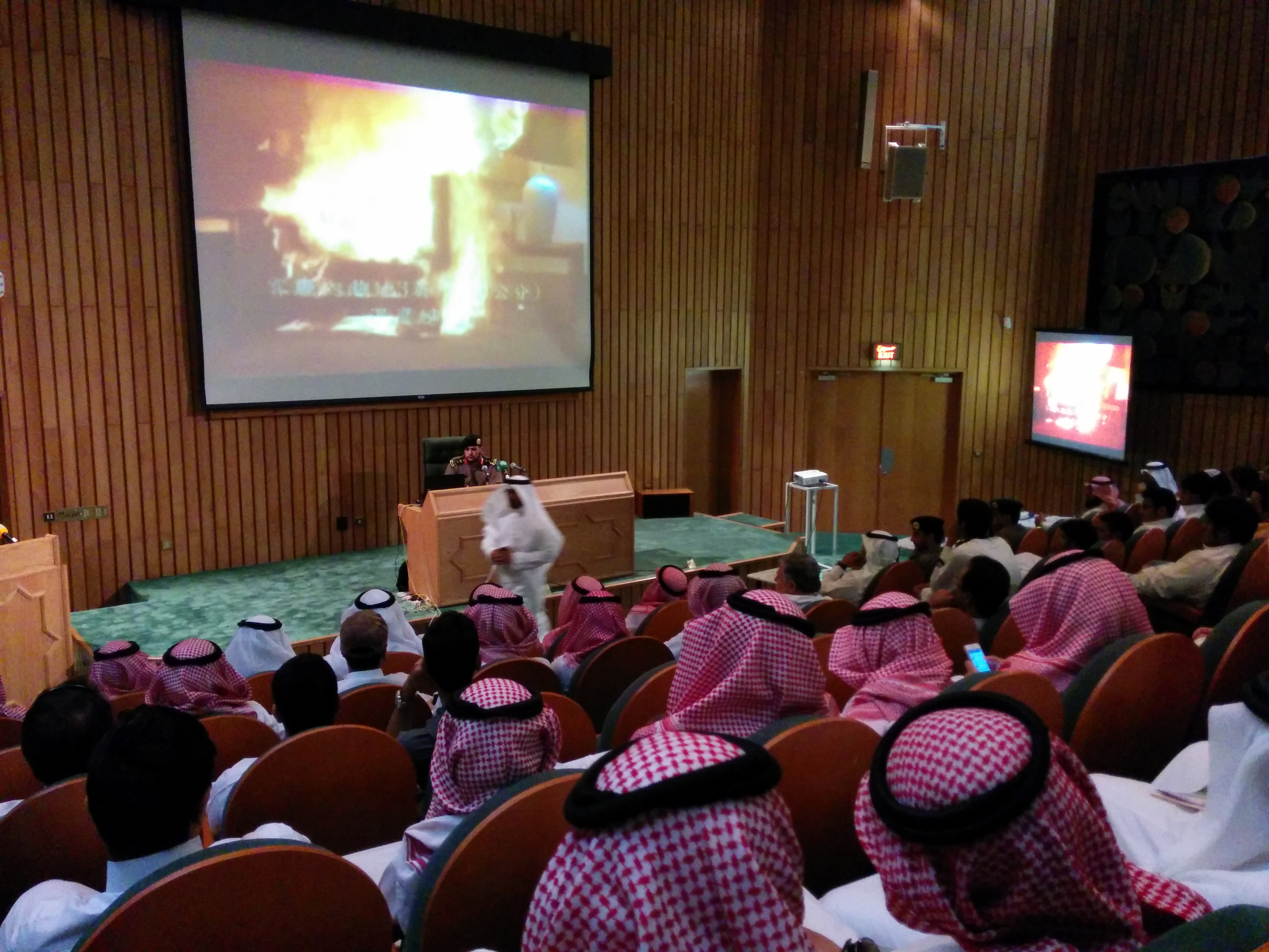 (1435-11) محاضرة السلامة المنزلية والتي قدمها العميد/ سالم المطرفي، مدير إدارة الدفاع المدني بمحافظة جدة